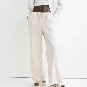 Byxor - Vit/beige byxa ifrån h&m. Knappt använda❤️ (säljer även ett till par som är uppsydda i en annan annons)