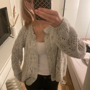 Stickad kofta  - Så så snygg stickad kofta köpt här på Plick men säljer eftersom den inte kommer till någon användning 💕😢