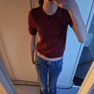 Stickad t-shirt - Gullig Stockholmstill vinröd stickad T-shirt