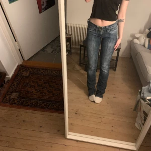 Vintage lågmidjade lee jeans  - Vintage Mörkblå lågmidjade lee jeans, ungefär storlek 26x34. Säljer för 200 