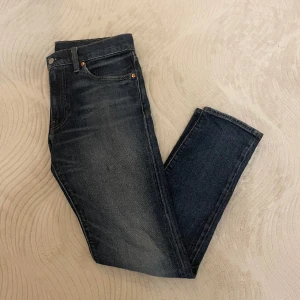Levi’s 502 jeans - Säljer nu dessa riktigt feta jeansen från Levi’s som är i grymt skick! Modellen är taper och jeansen är i storlek 29/31. Referens-killen på bilden är 180 cm lång och väger 63kg! Hör gärna av dig vid frågor eller funderingar😃