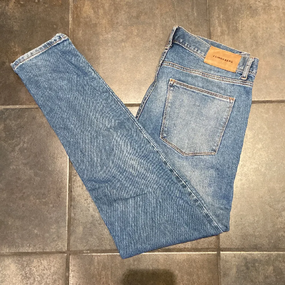 Säljer nu mina riktigt snygga o fräscha J.Lindeberg jeans som jag aldrig använt  Säljer dessa jeans väldigt billigt då jag råkade köpa fel storlek. Bara att skriva vid fler frågor!!🫡🫡. Jeans & Byxor.