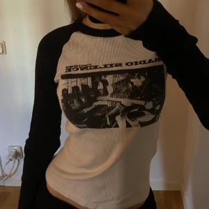 Tröja med tryck - Långärmad svartvit tröja från Brandy Melville med tryck. Använd ett fåtal gånger så den är i bra skick. Storlek: OneSize men sitter som en XS/S. Köpt för 249kr och säljer för 160kr.