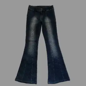 Så unika lågmidjade flare jeans från 2000-talet! midjemåttet:39cm tvärsöver innerbenslängd: 83cm! Har ingen bild hur de sitter på! PS. GÅ IGENOM MITT KONTO NI KOMMER HITTA MÅNGA Y2K OCH VINTAGE PLAGG! ❤️‍🔥