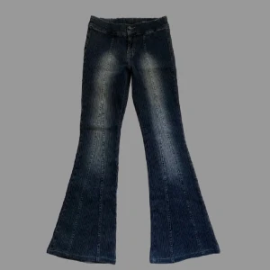 y2k flare jeans - Så unika lågmidjade flare jeans från 2000-talet! midjemåttet:39cm tvärsöver innerbenslängd: 83cm! Har ingen bild hur de sitter på! PS. GÅ IGENOM MITT KONTO NI KOMMER HITTA MÅNGA Y2K OCH VINTAGE PLAGG! ❤️‍🔥