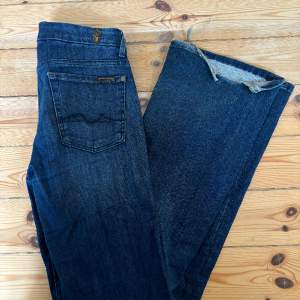 Bootcut jeans från 7 for all mankind.  Mörkblå tvätt, slitningar nertill (lite för långa för mig).  Storlek 28.   Använda men fint skick (bortsett från vid fötterna)