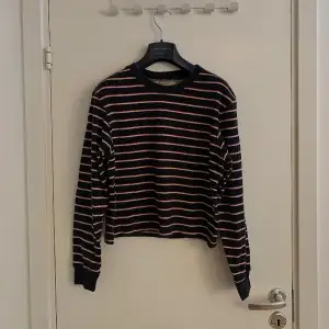 Randig tröja från Pull & Bear i storlek S. 