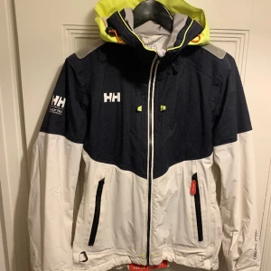 Helly Hansen jacka  - Helly Hansen seglarjacka. Storlek M/M. Flitigt men sparsamt använd. 