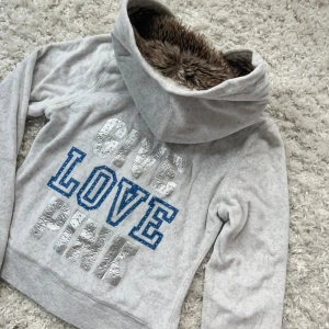 Victoria’s Secret pink zipup  - Världens finaste VS kofta, i superfint skick utan defekter. Den har päls i luvan! Storlek Small men passar även xs. För referens är jag en xs. Vill du köpa trycker du på köp nu, jag postar inom 24h