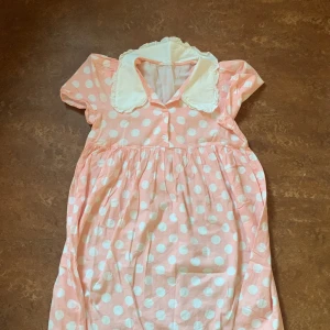 Klänning - En prickig klänning, jätte söt och modern, lite vintage.