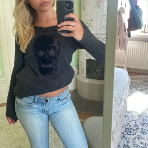 Tröja Hunkydory  - Supersnygg tjocktröja med en cool dödskalle på🖤V-ringad och lite tajtare modell från Hunkydory i storlek S ungefär!