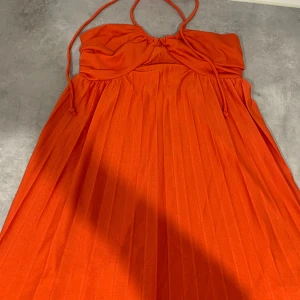 Fin sommar klänning från asos  - Ny med prislapp klänning i st 30 