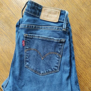 Levis bootcut jeans 725 - Stretchiga jeans från Levis i modell bootcut, 725. Storlek 25.