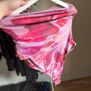 Body - Jättefin rosa body med knappar.  Endast använd 1 gång till barbie✨
