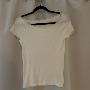 Vit t-shirt  - Söt vit t-shirt med spetsdetaljer i storlek s. Som ny 