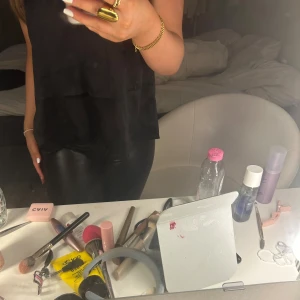 Skinnbyxor  - Byxorna är köpa på secondhand och kostade 180kr de har en skada nere på benet (kan sicka bild om så önskas) men inget man tänker på och är lätt o bara sy ihopa,Annars är de i fint sick 💗💗