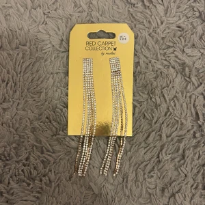 Fest örhängen - Skitsnygga örhängen, aldrig använda. Endast testade, så nyskick. Originalproduktioner 98kr, mitt pris 59kr. Guldfärgade?