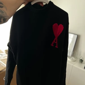 AMI Paris Crewneck - Säljer nu min Ami Paris tröja då den inte kommer till användning, den sitter som M (gott skick)