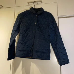 Gant Dunjacka  - En mörkblå Gant Täckjacka i storlek S Helt ny köpt från Plick men säljer för att storleken inte passade mig  600kr med frakt 