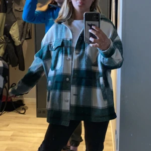 Zara jacka  - Rutig zara jacka, i grön men har också en blå till salu!  Skriv om ni vill köpa någon av dom❤️ Båda i storlek S varsamt använd  Skriv också vad ni kan ge för den så kommer vi överrens om ett pris