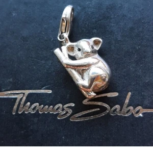 THOMAS SABO/ KOALA. - Thomas Sabo berlock, en söt koala i fint begagnat skick.  Ask/påse ingår ej.  Kolla bilder o ställ ev frågor före bud.  Frakt tillkommer.