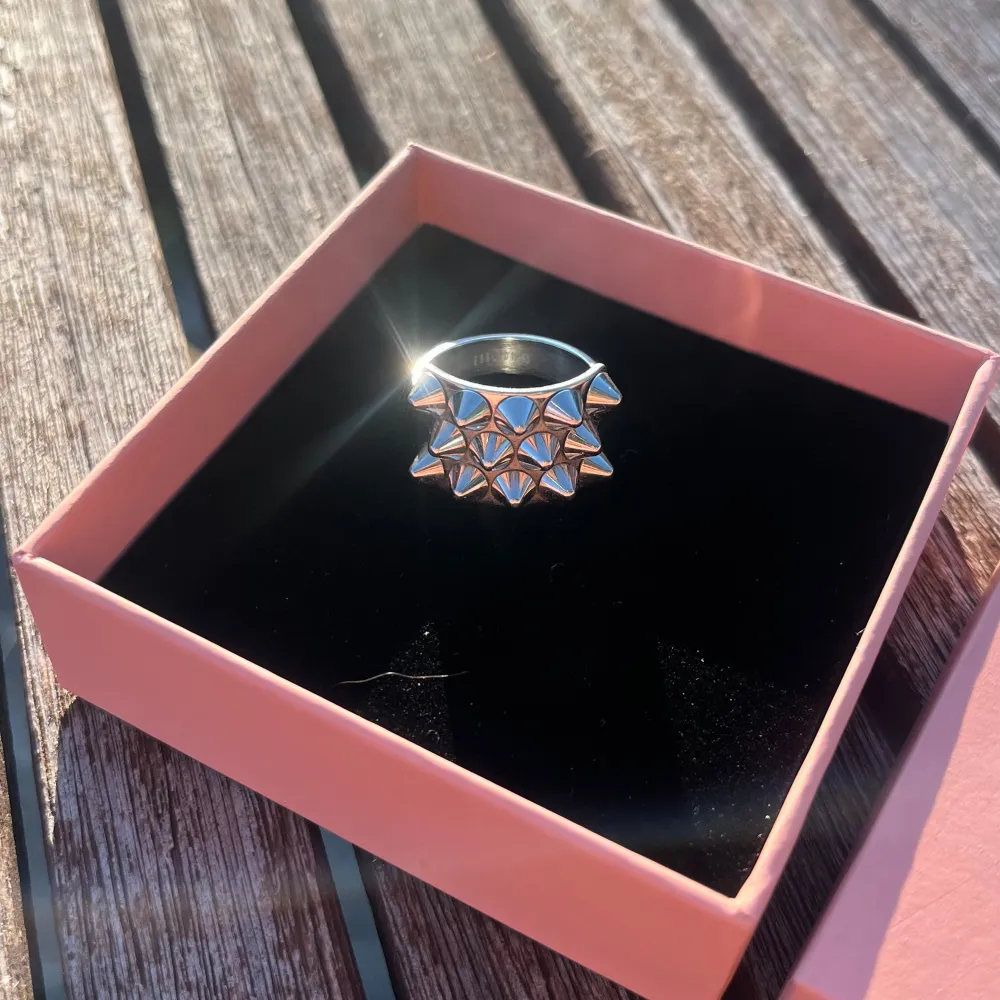 Svin snygg ring med nitar från Edblad! Helt oanvänd och är i nyskick därav priset💌NYPRIS: 400kr. Accessoarer.