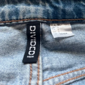 Jeans - Jeans från H&M divided dom har använts 1-2 gånger och är i bra skick fråga om fler bilder💗