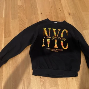 Tjocktröja  - Svart tjocktröja med guld text🌸 Fin och skön🙏🙏 Storlek 134/140🫶🏼  Bra i storlek✌🏻❤️  Skriv för mer information💞👍🏻