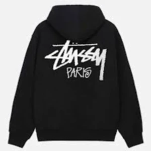 Stussy hoodie paris - Säljer mig stussy hoodie som bara används två gånger och är i perfekt skick. Köptes på stussy butiken i Paris i våras. Den är i S men är oversized så passar allt från xs-m. Skriv för egna bilder