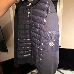 Moncler cardigan  - Säljer min cardigan för har köpt en ny väst! Köptes här på Plick förra året i februari, Storlek 3 i Moncler storlek, Dvs large ( Passar prefekt för mig som är 1,83 cm) 