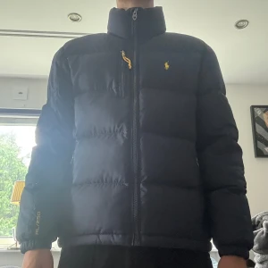 Polo Ralph Lauren jacka  - Ralph Lauren jacka i väldigt bra skick!  Storlek M!  Modellen är 185cm och väger 72kg