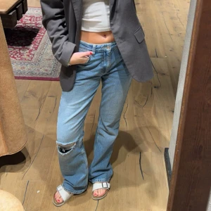 Blåa jeans med hål i - Säljer dessa snygga blåa jeans från Ginatricot som är använda några få gånger❤️