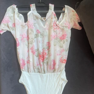 Blommig blus - Blommig blus som är en bodysuit 