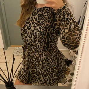 Leopard kläning  - Säljer denna fina leopard kläning då den tyvärr inte kommer till användning🤎🐆  - Används endast fåtal gånger/i bra skick  - Pris kan diskuteras Hör av er vid intresse/frågor🤎