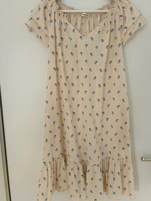 Klänning - Härlig sommarklänning som nästan är oanvänd  Strl 34 men passar upp till 38. Vid i modellen