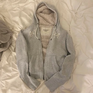 Abercrombie zipup - Jättefin och mysig zipup från abercrombie & fitch i storlek M kom privat för fler bilder eller för att diskutera pris 💕