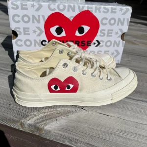 Comme de garçon converse - Vita, låga Converse från comme de garçon. Använda ett fåtal gånger, men i mycket bra skick! Skriv vid frågor eller funderingar⭐️ 