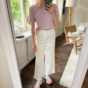 Vita straight jeans från HM - Fina jeans från hm. Ok skick.