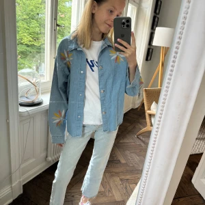 Jeansskjorta från Zara - Aldrig använda. Funkar att ha både öppen och stängd. Stor så skulle säga att den är mer som en 32/34 dam än en barnstorlek