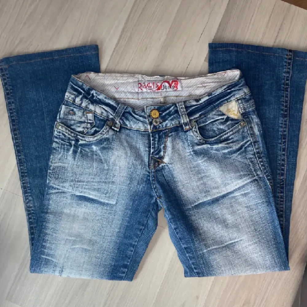 Säljer dessa lågmidjade bootcut jeans då de är för korta för mig!. Jeans & Byxor.