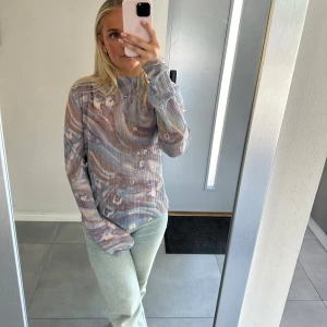 Meshtopp  - Såååå fin mesh (?) topp från & other stories, endast använd några fåtal gånger så den är i jättefint skick!