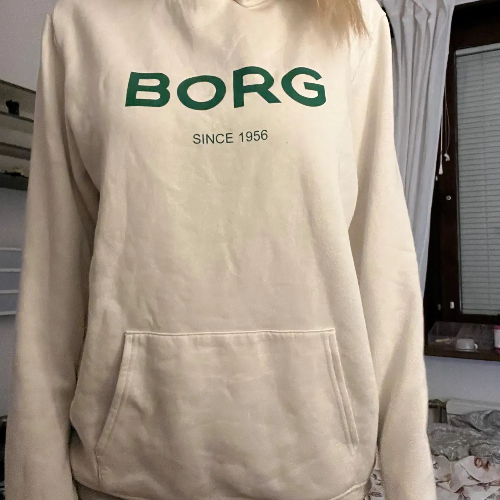 storlek 170, är herrstorlek men passar kvinna också. Säljer den för att den tyvärr inte kommer till användning. Hoodies.