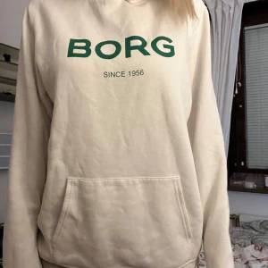 vit björnborg hoodie🤍💚 - storlek 170, är herrstorlek men passar kvinna också. Säljer den för att den tyvärr inte kommer till användning