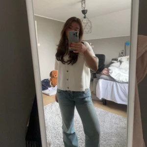 Stickad kortärmad kofta - Säljer min jätte fina stickade kofta från Gina! Använd max tre gånger och har inga defekter. Säljs ej längre på hemsidan. Den är i storlek L men är liten i storleken och passar mig som vanligtvis har S och är 156💖💖