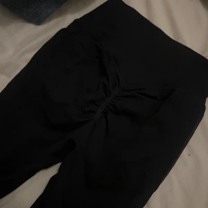 ICIW träningsbyxor  - Superfins träningsbyxor från iciw med en scrunch i rumpan!