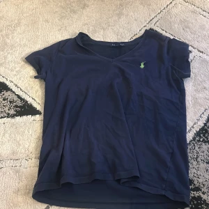 Mörkblåa Ralph lauren t-shirt med grönt tryck - Bra skick, vanlig Ralph lauren t-shirt i strlk M