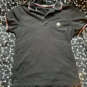 Moncler pike - Skit fet Moncler polo använd Max 20 gånger.. anledningen att ja säljer e för att ja använder inte längre.. ställ gärna frågor om plagget elr fråga om mer bilder elr sååå🤩🤩💪💪💯💯💯