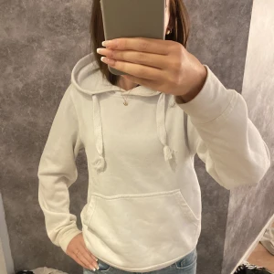 Hoodie/luvtröja  - En snygg och mjuk vit luvtröja/hoodie, den är inte använd många gånger och har inga slitningar, den har en stor ficka där fram och snören i luvan som går att knyta. Kontakta mej för mer information och bilder💗💗
