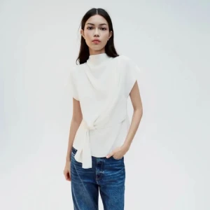 Vit knut blus - Säljer nu denna jätte fina vita knutblus från zara, lite stor på mig så där av säljer jag, endast använd vid ett tillfälle men får ingen mer användning för den. Fint skick och knappt använd💕skriv för fler bilder eller vid frågor 