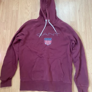 Gant hoodie - Gant hoodie i storlek M skriv för fler frågor 